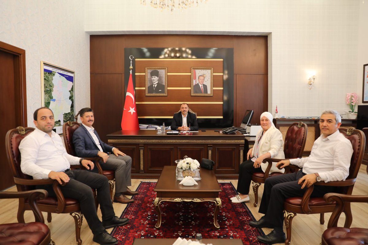kizilaysakarya's tweet photo. Sakarya Şube Başkanımız Cevdet Koç ve yönetim kurulu üyelerimiz Valimiz Sayın Çetin Oktay Kaldırım’ı ziyaret etti, faaliyetlerimiz hakkında bilgi verdik. Kızılay'a desteklerinden dolayı valimize teşekkür ederiz.
@Kizilay 
@drkerem 
@dr_ialtan 
@cevdet_koc 
@SakaryaValiligi https://t.co/UDSLppUa3j