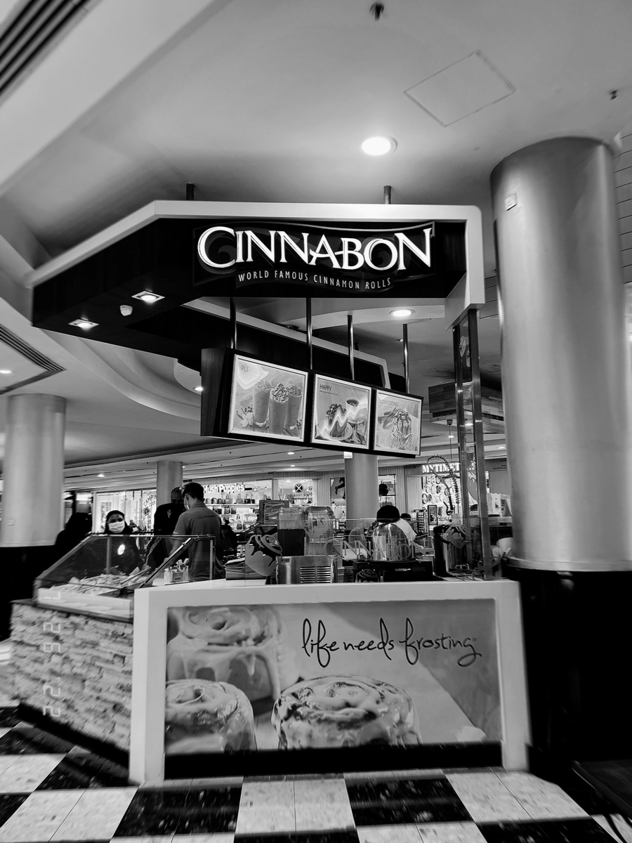 breakbadfacts's tweet photo. boys what should I get? #bettercallsaulseason6 #BeterCallSaul #Cinnabon https://t.co/UT9F4itEpI