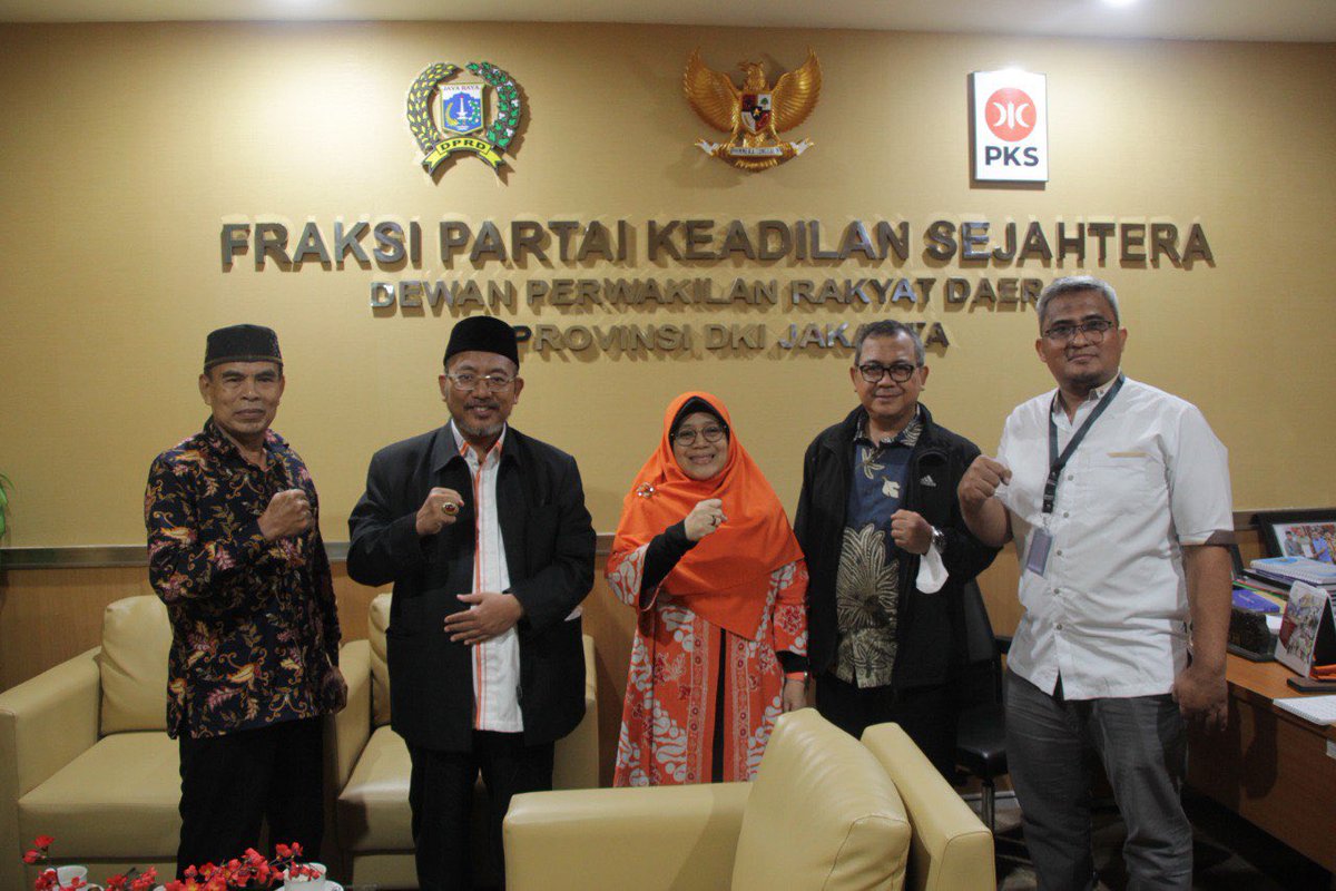 NasdiyantoPKS's tweet photo. Menerima audiensi warga dari RW.11 Kalideres terkait Lahan Pembuangan Sampah ditemani anggota DPRD DKI Jakarta Komisi A Fraksi PKS Nasrullah dan anggota Komisi E Solikhah diruang Fraksi PKS Kebon sirih (Selasa, 25/7/22)
#BangNasdi #DokHumasFPKS #HariAspirasi https://t.co/8kUWcVWWiG