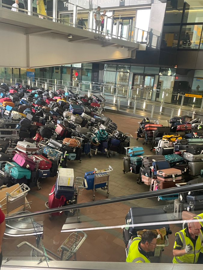 olivier_potin's tweet photo. Pour éviter toute mauvaise surprise, ou des dizaines d'appels infructueux à des services bagages, pensons à utiliser des trackers pour garder un œil sur la destinée de nos précieux bagages que l'on abandonne pour les mettre en soute
#Tracker
https://t.co/eTZLzfpGgA https://t.co/tswzaHoutL