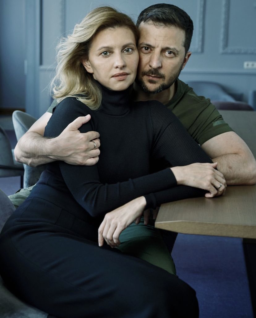Biz_Ukraine_Mag's tweet photo. Powerful portrait of Ukrainian First Lady Olena Zelenska and President Zelenskyy by Annie Leibovitz for Vogue magazine https://t.co/ZkatDFSdIv