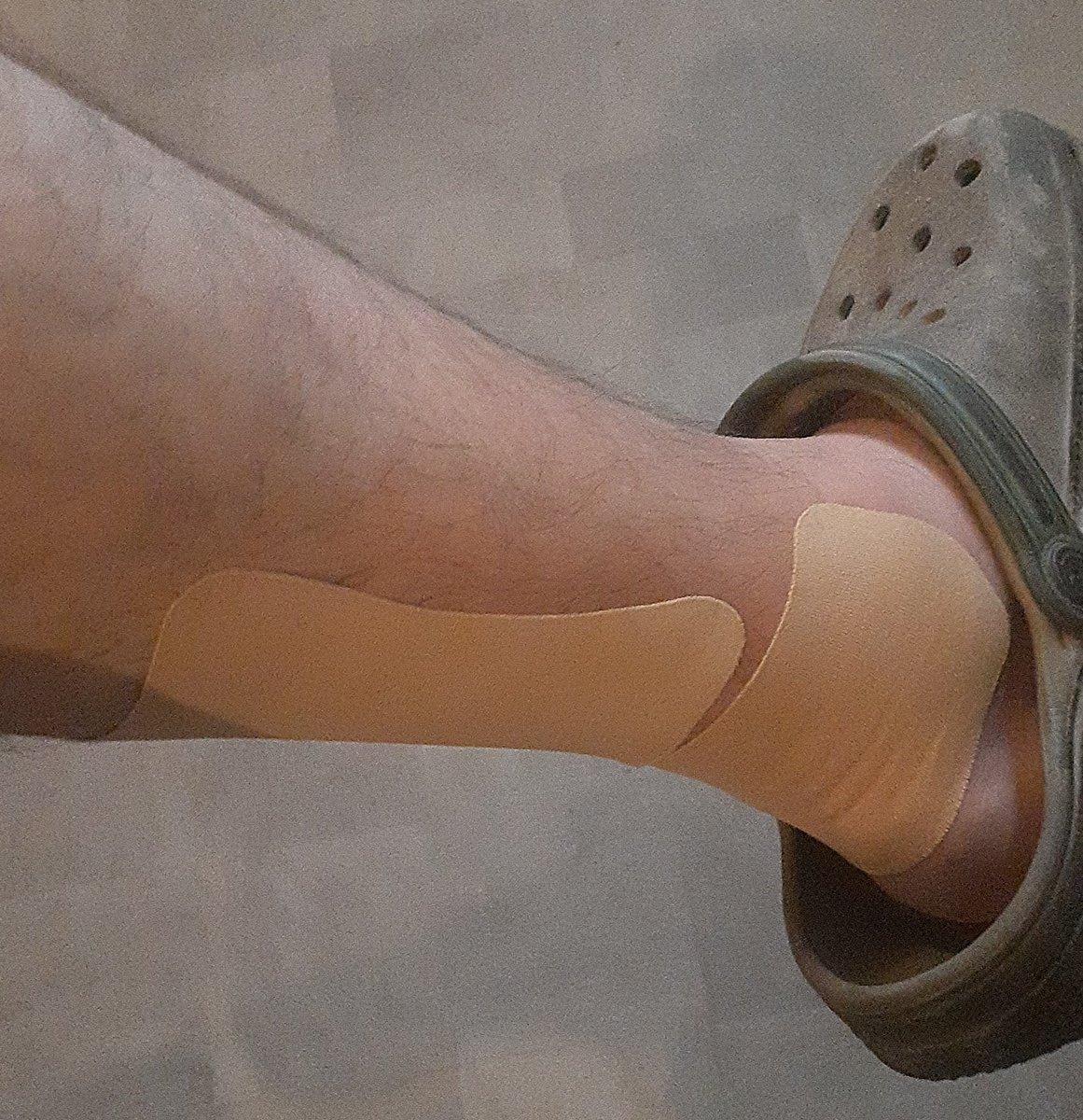 先日、年甲斐もなくはしゃいだ結果、脚がやられました😭
軸足ではないのでダーツ投げるに支障は無いのですがスタンスがががが。