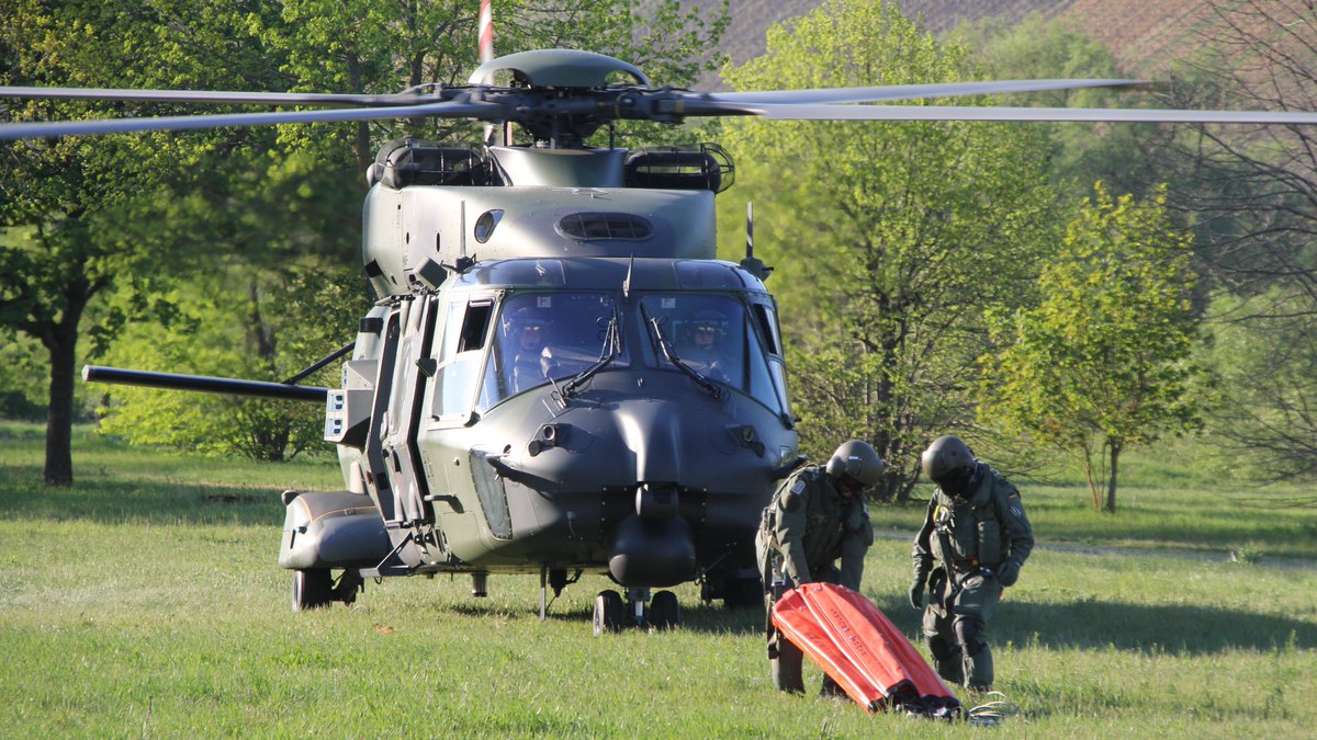 Deutsches_Heer's tweet photo. Waldbrandbekämpfung in #Brandenburg: Das #Heer unterstützt mit drei #NH90 vom #Transporthubschrauberregiment10. Die Hubschrauber aus #Faßberg sind bereits seit 11 Uhr im Einsatz, um die Löscharbeiten vor Ort zu unterstützen. Die #Bundeswehr hilft, wenn sie gebraucht wird. https://t.co/WIQL9vi4pp