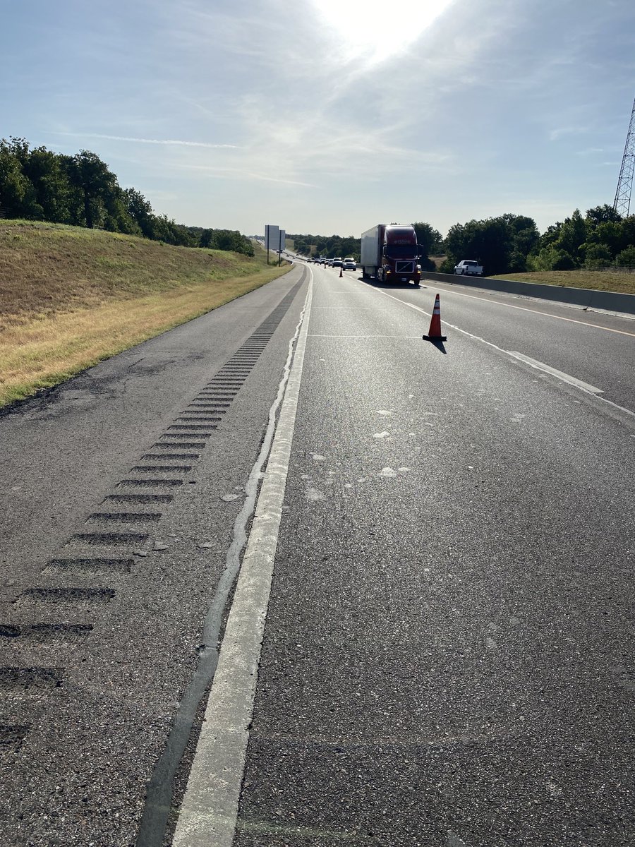 SuzieQuackers2's tweet photo. I'd like to meet the #Joker who thought this was a good idea todayππππππ #StaySafeInWorkZones #OkieHighways #PotHoleFixin https://t.co/AGY8iffjBe