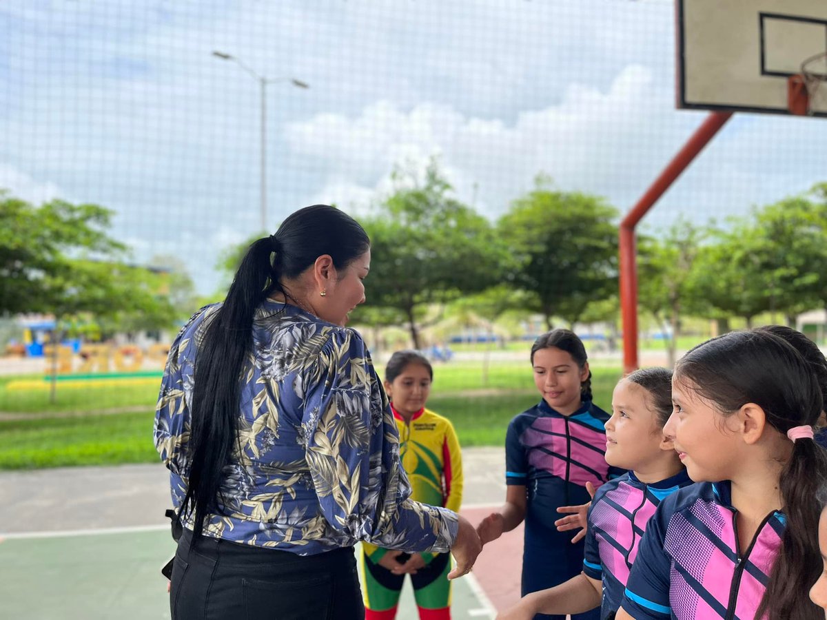 La alcaldesa municipal Cristina Guarnizo, con su firme objetivo de apoyar e impulsar el deporte en nuestro municipio, ha entregado implementos deportivos ala Escuela de Patinaje ‘Poreñitos’, los cuales beneficiarán a 5️⃣0️⃣ niñosporeños 👧🏻🧒🏻 Leénos: bit.ly/3S0s71k