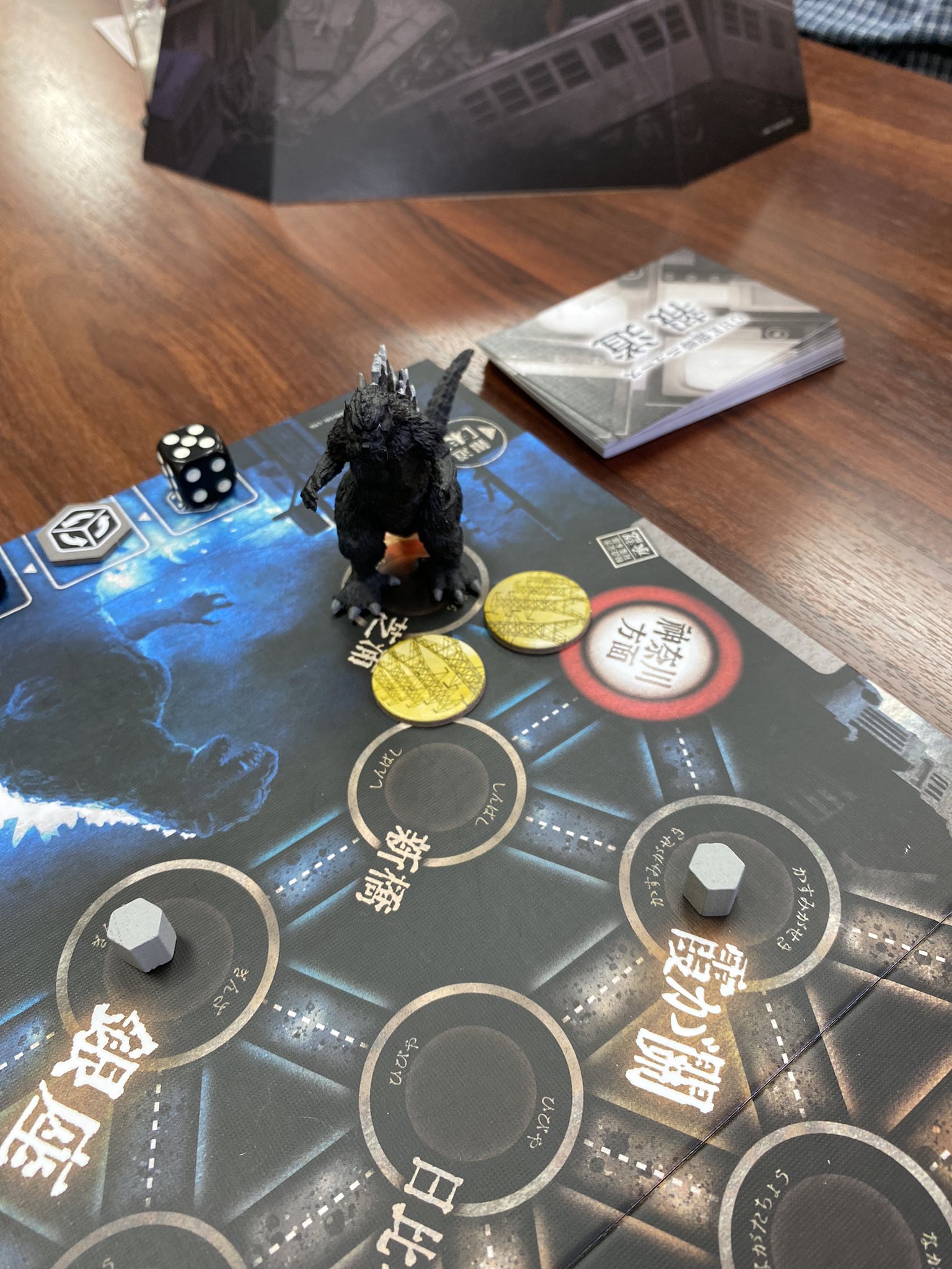 磨伸映一郎 氷室15巻発売中 早速ゲーム開始 したんですが 磨 あ 高圧電線のカードゲットできたんでゴジラの目の前に置いていいすか 神 なんと東京都知事もそのカードを引き当ててます 置きましょう われわれはかしこいので