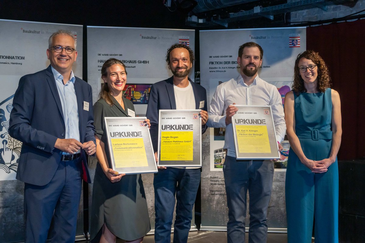 ingkhessen's tweet photo. Strahlende Gesichter allerorts bei der #Preisverleihung zum #Landeswettbewerb "Alles nur #Fassade?" mit @talwazir (HMWEVW) und @Angela_Dorn (@HMWK_Hessen) im Kesselhaus des @SchlachthofWI. Da wollte die #Ingenieurkammer #Hessen natürlich ebenso wenig fehlen.
#ingkh #wiesbaden https://t.co/Gt4ddfZeyc