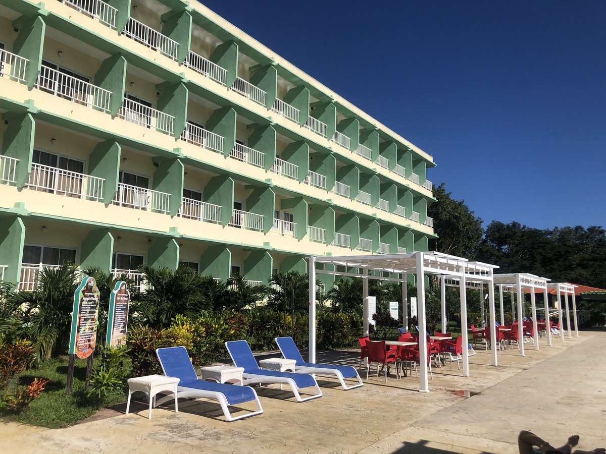 Islazul_VC's tweet photo. Felicidades a todos los trabajadores del Hotel Hanabanilla  en su 47 aniversario de fundación
#HotelesIslazul #HotelHanabanilla https://t.co/eTH6VAcI3J