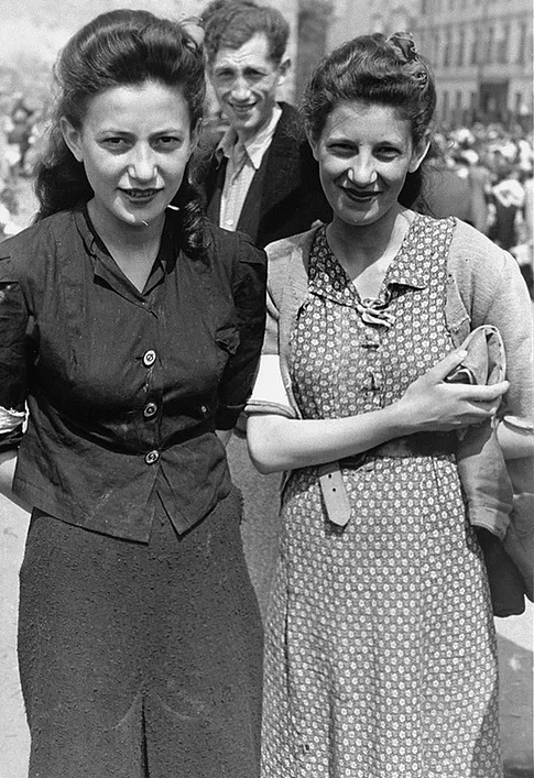 Inżynier Google Daniel Patt odwiedził Muzeum Polin i  oglądając zdjęcia pomyślał może patrzeć na swoich – trzech z jego czterech dziadków to ocaleni z Holokaustu mieszkańcy Polski.
I zaprojektował aplikacjęhttps:bit.ly/3zy3eCK
#ai #sztucznanteligencja #holocaus