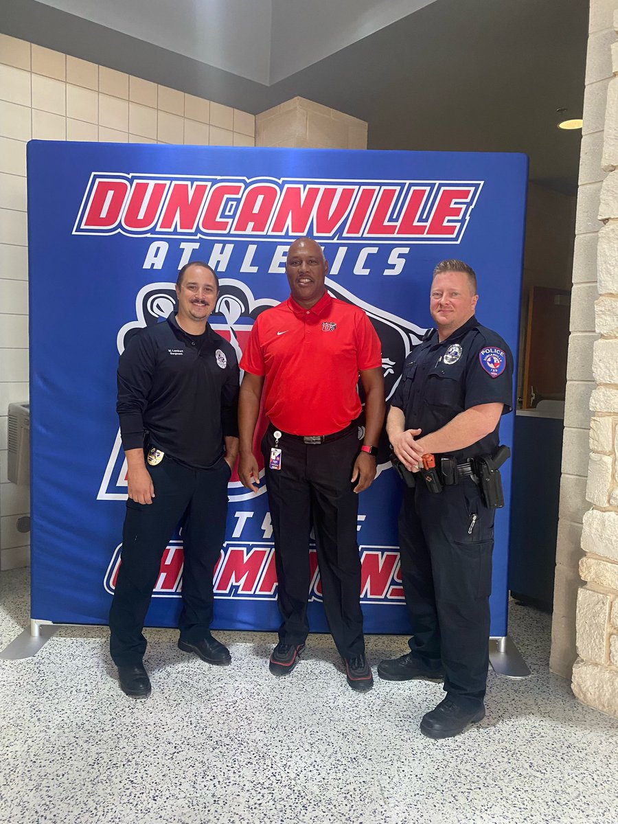 DwightWeaver9's tweet photo. Huge shoutout to @DvilleISDPolice for stopping by and speaking with our coaches this morning on the safety of our students. https://t.co/Sp4qRk7Wbj