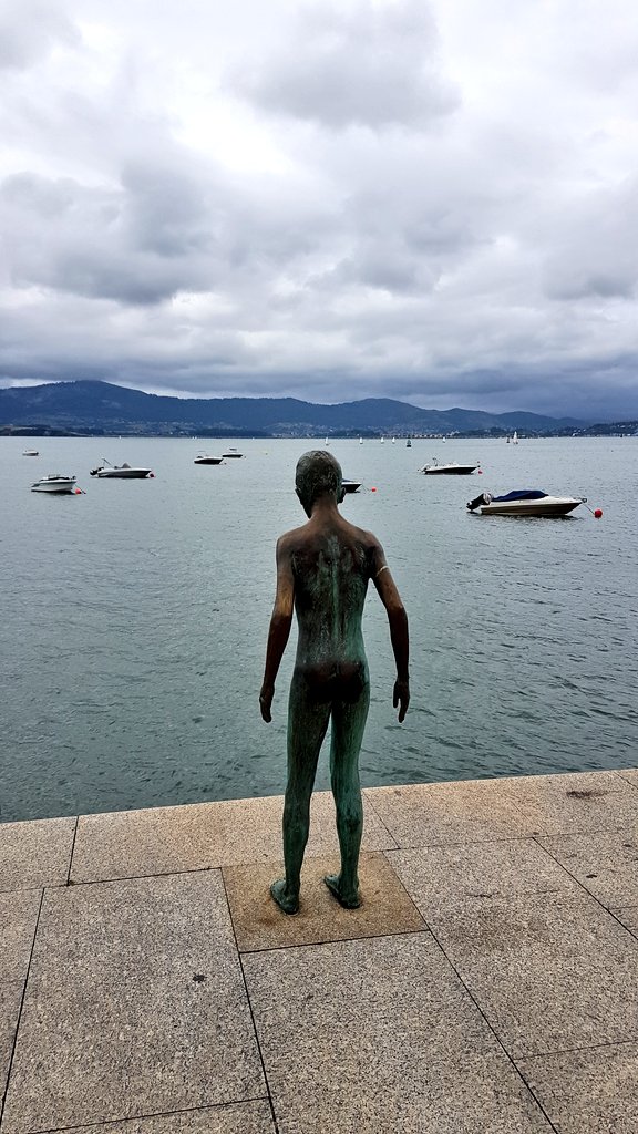 Apez140's tweet photo. ¿ Me tiro a #LaBahíaDeSantander o no me tiro ?
Ésa impresión da siempre está escultura de #LosRaqueros, en un #PaseoMarítimo de #LaCity..🧚‍♂️😎 https://t.co/cNaWtaZdLM