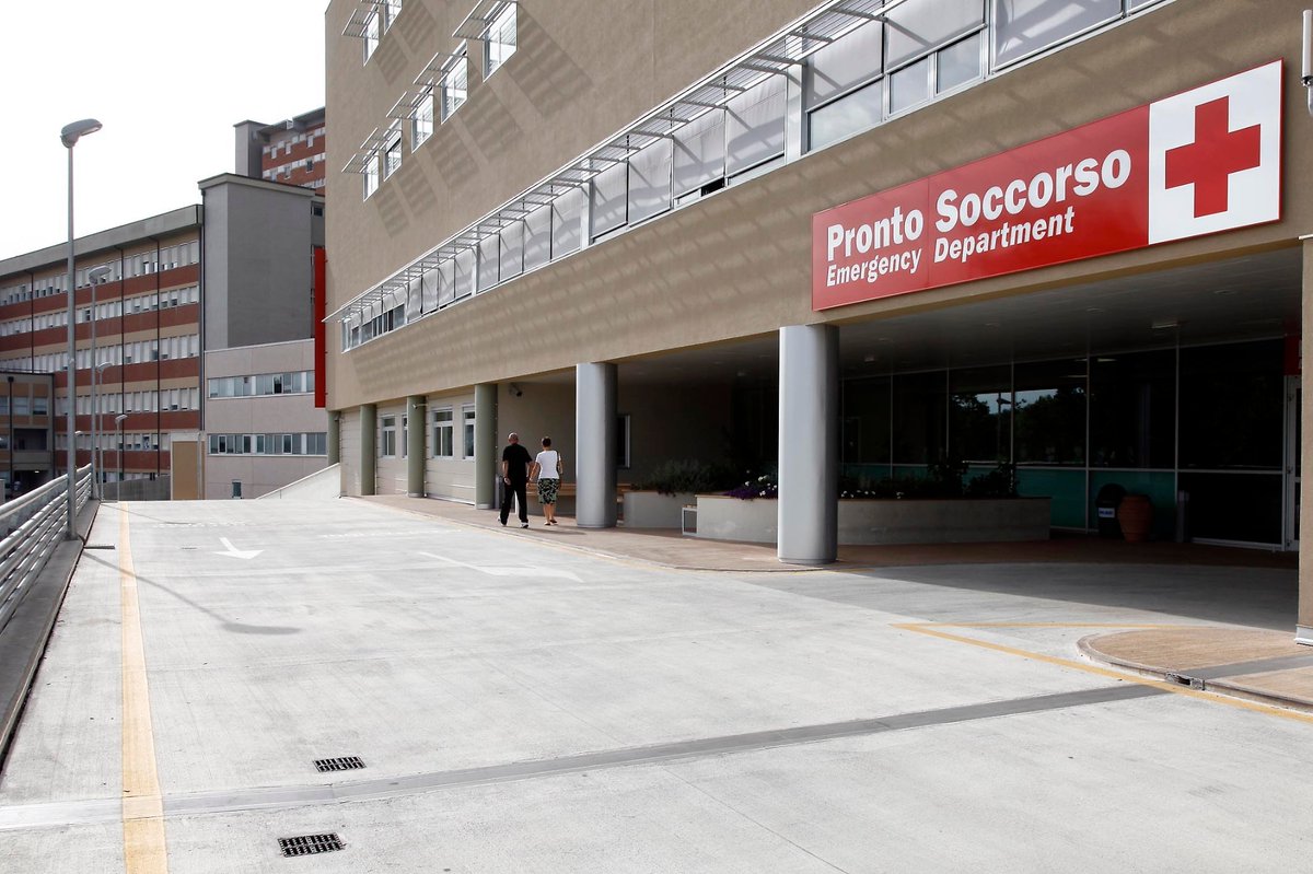 #prontosoccorso di #Siena, caos e attese sotto il sole inaccettabili. <a href="/regionetoscana/">Regione Toscana</a> e <a href="/AouSenese/">AouSenese</a> affrontino la situazione. Il #ComunediSiena farà la sua parte. #sanità