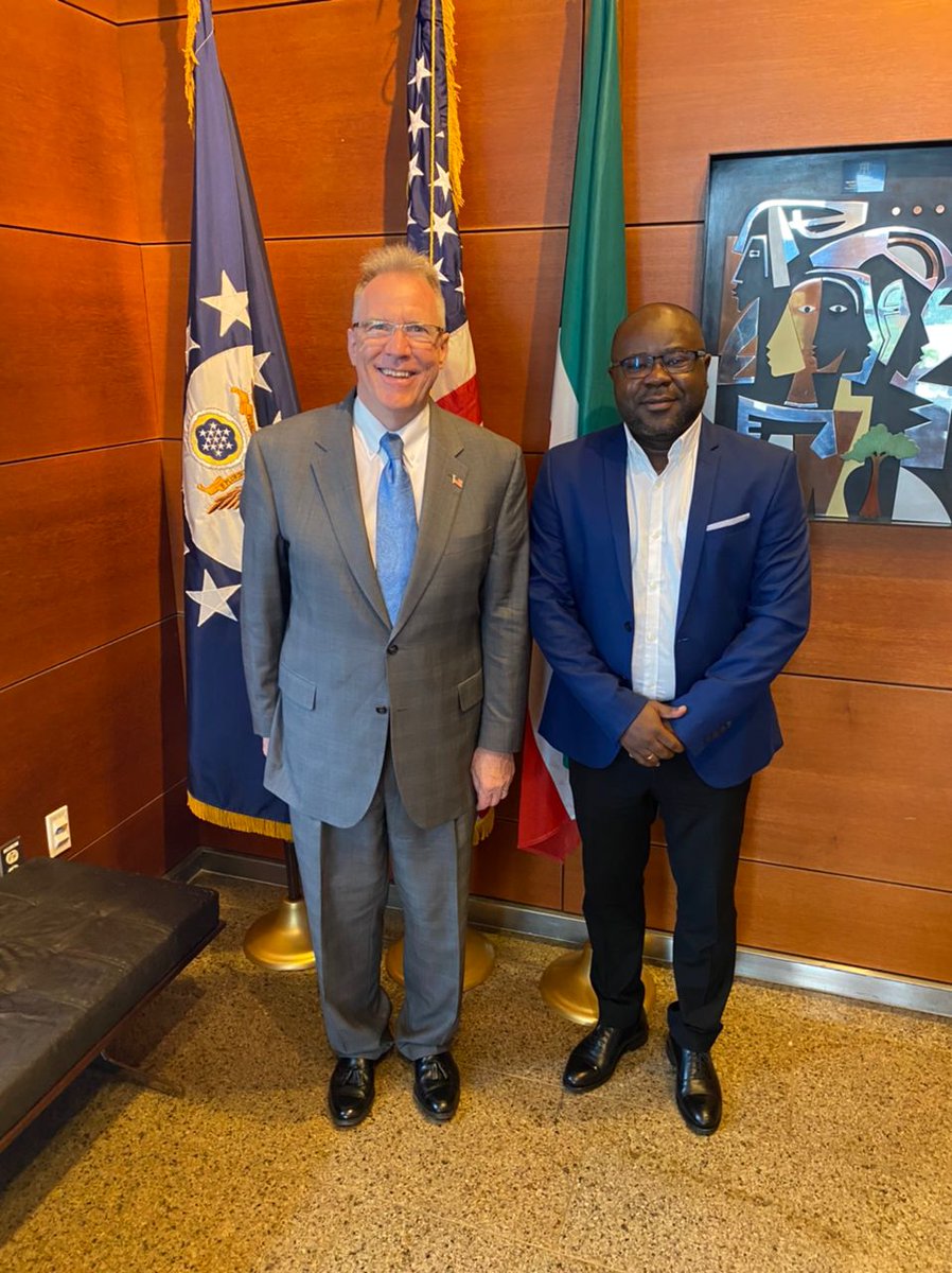 A invitación del embajador David R. GILMOUR de <a href="/USEmbassyEG/">U.S. Embassy Malabo 🇺🇸🇬🇶</a> hemos tenido una audiencia para hablar sobre mi experiencia empresarial,le he indicado los grandes avances que ha tenido #GuineaEcuatorial en el país visto desde el sector privado.#Avanzamos <a href="/AngueSimeon/">Simeón Oyono Esono Angue</a> <a href="/MCooperacion/">Ministerio de Asuntos Exteriores, R. G. E.</a>