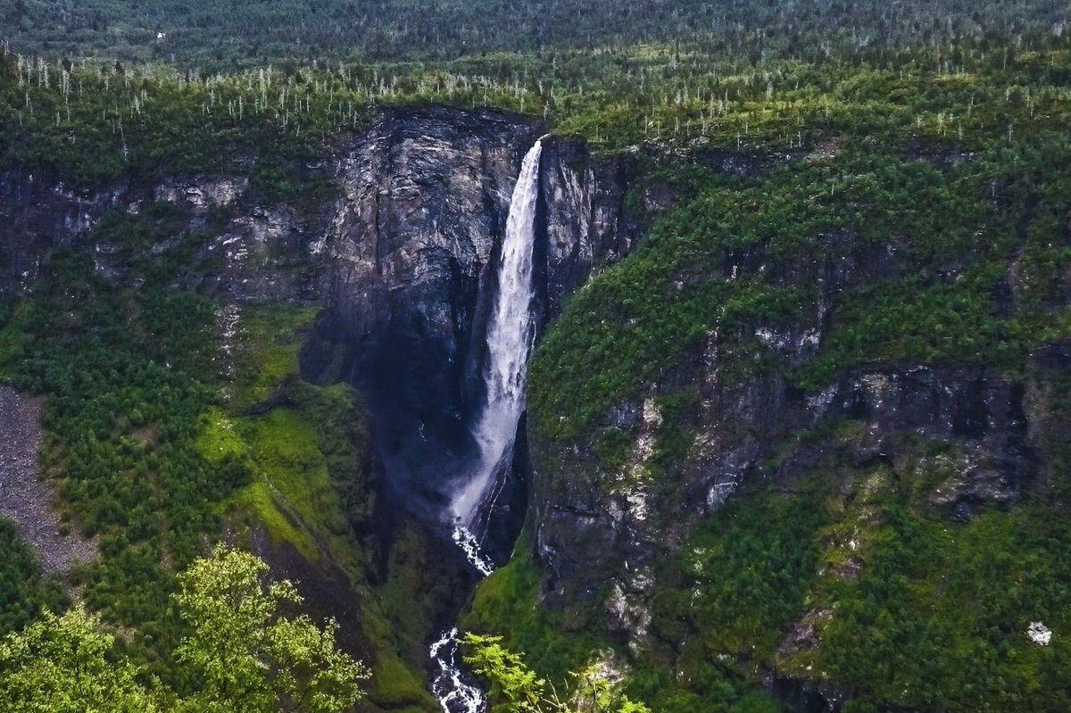 Utladalen is one of the deepest canyons in Europe, and the waterfall of Vettisfossen is the tallest free falling waterfall in Northern Europe. Check out more @visit_ardal
#visitårdal #visitsognefjord #visitnorway #fjordnorway #årdal #årdalstangen #øvreårdal 
<a href="/bulderogbrak/">bulderogbrak</a>
