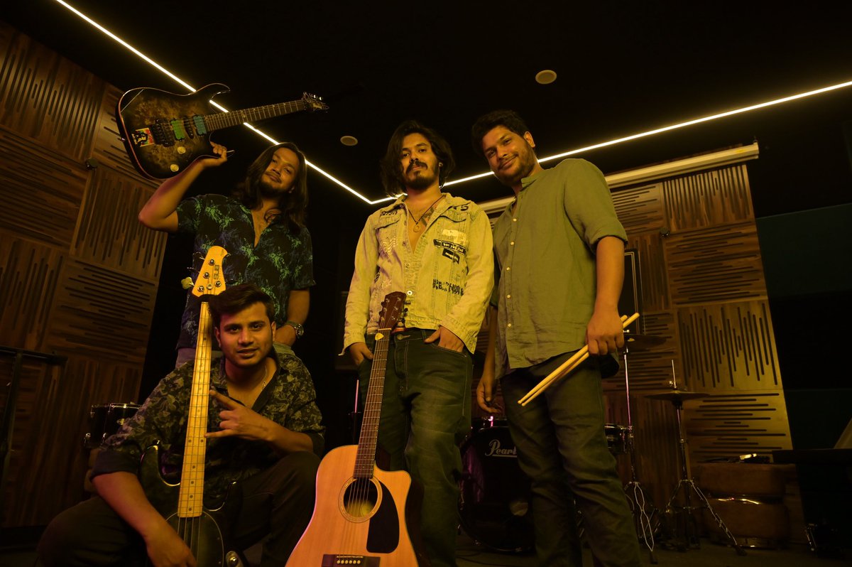 therudralive's tweet photo. एक दिन तेरा आएगा घबरा ना,
जैसे रात के बाद सूरज का खिल जाना ।
वो दिन होगा खुदको तू पाएगा,
मंज़िल तेरी होगी जो तू चाहेगा ॥

#rudratheband #rudramusic #rudraband #musician #photoshoots #photoshootsession https://t.co/wL5r2kOwUr
