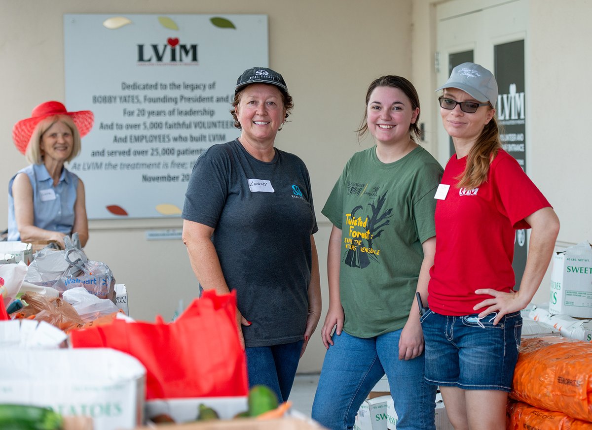 uwcf's tweet photo. We 💙 @sunshinecouncil and @LakelandVIM! Thank you to the Camp Fire teens for helping us with our healthy food pantry at LVIM. DYK that this happens twice a month at 21 sites around Polk, Hardee &amp; Highlands counties? Check out our schedule and locations: https://t.co/yukH22DozV https://t.co/jC4v0zo1qn