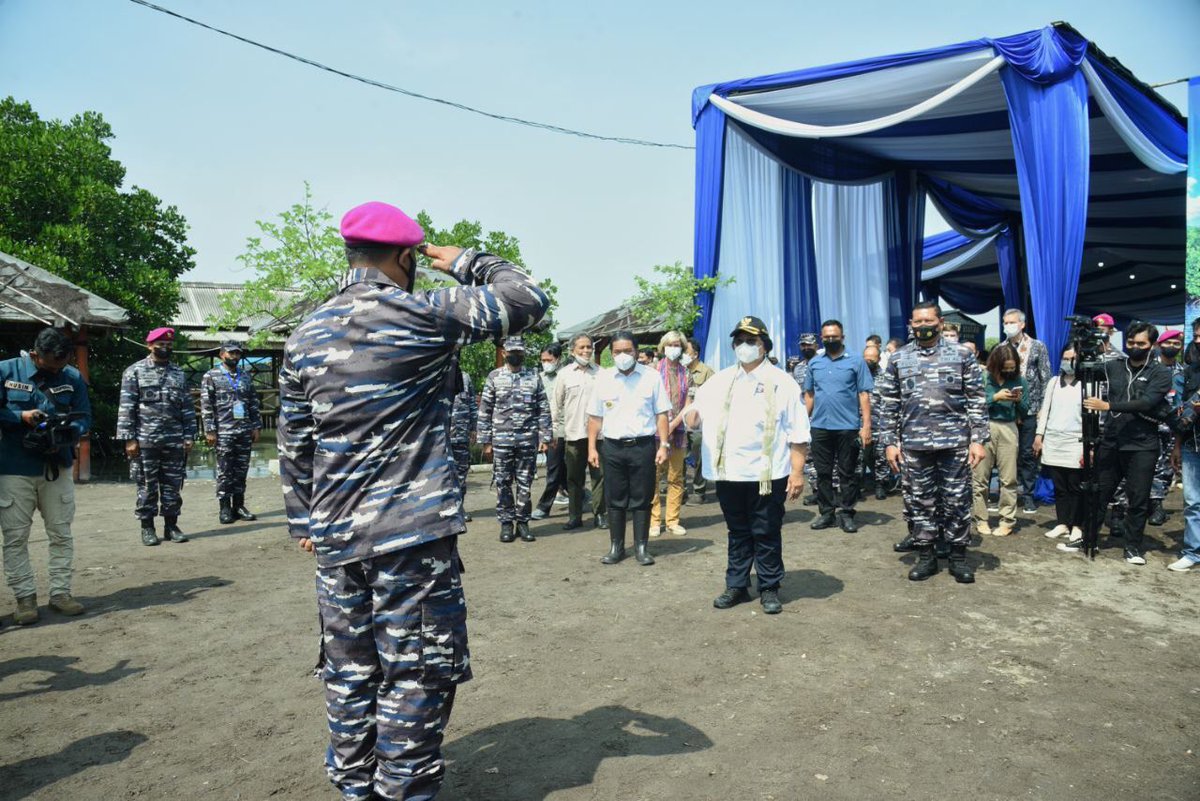 SitiNurbayaLHK's tweet photo. Penanaman mangrove serentak di 77 lokasi se-Indonesia oleh TNI AL dalam rangka Hari Mangrove Sedunia di Desa Tanjung Pasir, Tangerang, Banten.

Ini sekaligus menyambut 77 Tahun Hari Kemerdekaan Republik Indonesia, serta Penyelenggaraan Presidensi G-20. https://t.co/CslGA7Ksp3