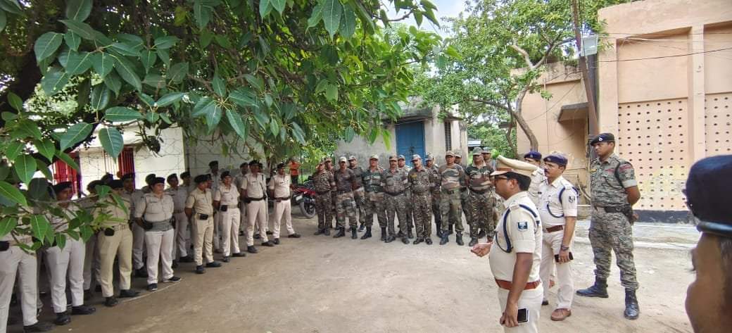 DMWestChamparan's tweet photo. श्री उपेंद्रनाथ वर्मा (भा०पु०से०) पुलिस अधीक्षक, बेतिया, पश्चिम चंपारण के द्वारा आज दिनांक 26-07-2022 को आपातकाल हेल्पलाइन नंबर @112  का निरीक्षण किया गया एवं महत्वपूर्ण दिशा- निर्देश दिए गए। 
@bihar_police https://t.co/VU9haeITld