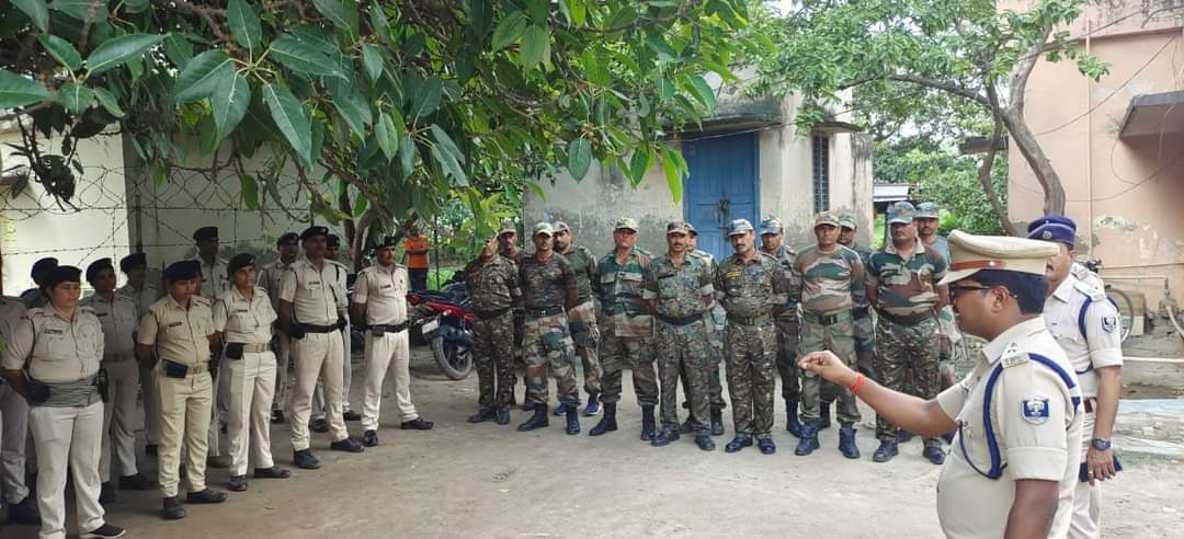 DMWestChamparan's tweet photo. श्री उपेंद्रनाथ वर्मा (भा०पु०से०) पुलिस अधीक्षक, बेतिया, पश्चिम चंपारण के द्वारा आज दिनांक 26-07-2022 को आपातकाल हेल्पलाइन नंबर @112  का निरीक्षण किया गया एवं महत्वपूर्ण दिशा- निर्देश दिए गए। 
@bihar_police https://t.co/VU9haeITld