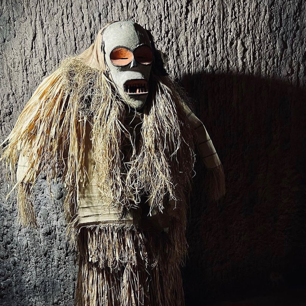 La légende raconte que les esprits de nos ancêtres sont piégés dans les masques et prennent vie lors des événements traditionnels.

📸 @obn_nz \ © #Musée National des Arts, Rites et Traditions du #Gabon 

Retrouvez-nous sur Instagram : instagram.com/mnartgabon