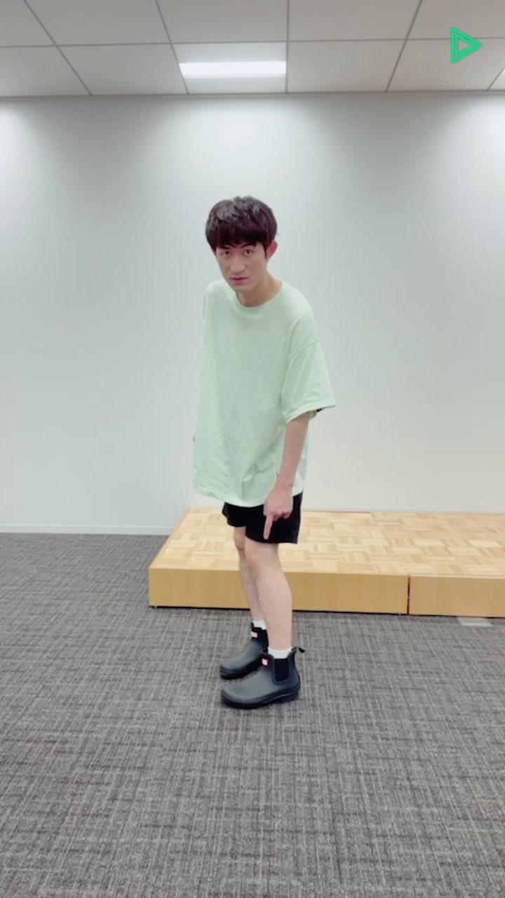 るんるん ザキさん そんな高級ブランドのtシャツとは知らず 夏休みの小学生みたいでかわいいって思ってごめんね ザキさん それにしても 足細いし こーやって見ると白いね ふぉ ゆ ラインライブ 松崎祐介 T Co O9onmterce Twitter