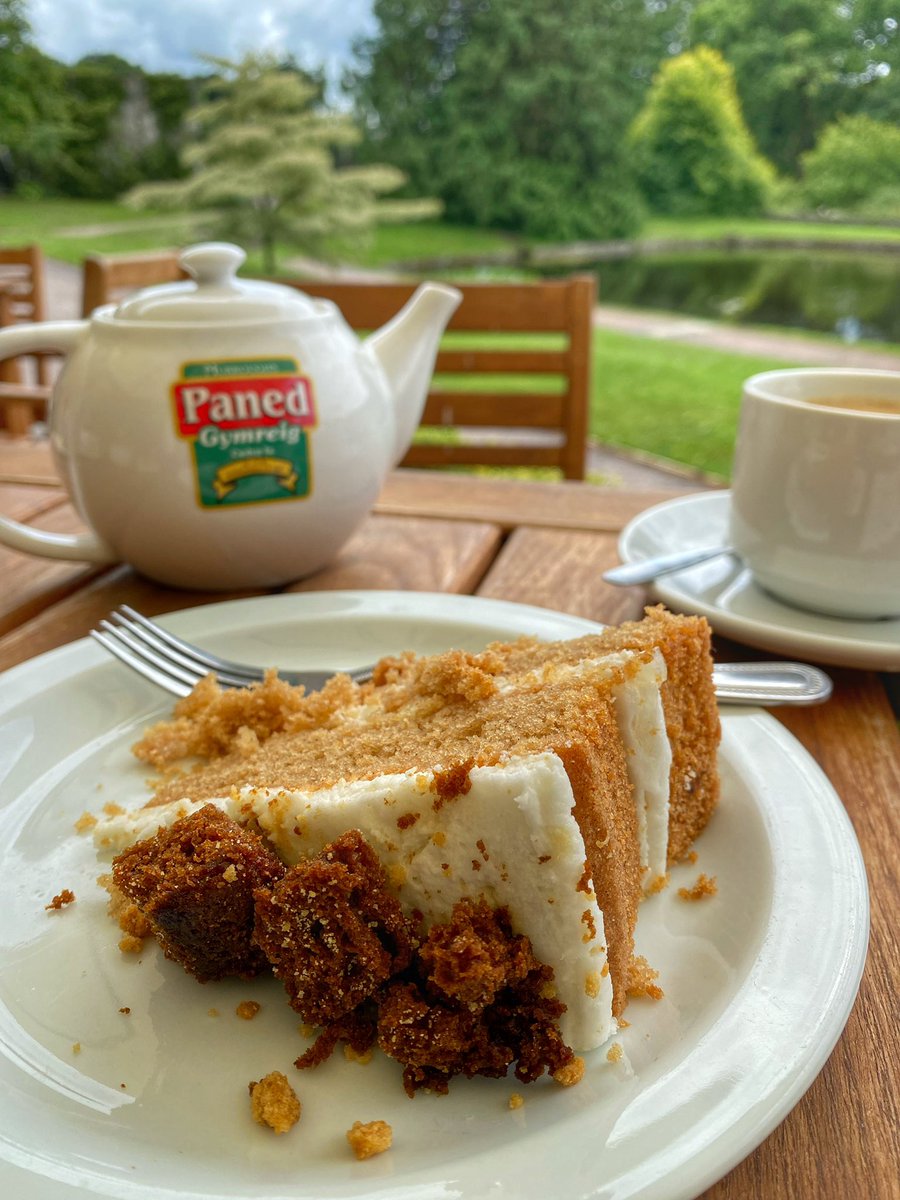 HortopHortop's tweet image. Apple and gingerbread cake at Aberglasney Gardens… 🌸🍰☕️

#Carmarthenshire #Wales
