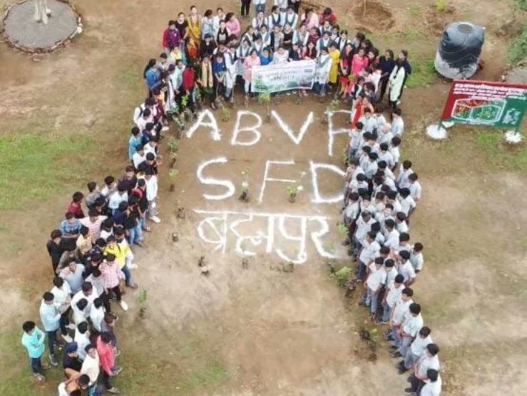 ThakurGayu's tweet photo. #ABVPBURHANPUR
#वृक्षारोपण_महाअभियान के निमित्त ब्रह्मपुर इकाई द्वारा ग्राम खामला में भव्य पौधरोपण किया गया। जिसमें सेकड़ो की संख्या में विद्यार्थी ओर कार्यकर्ता उपस्थित थे
#missionplantation #Abvpmalwa #VRAKSHMITRA #ABVPForNature
@NileshSolnki12 @ChetasSukhadia https://t.co/Rwx2TC42m0