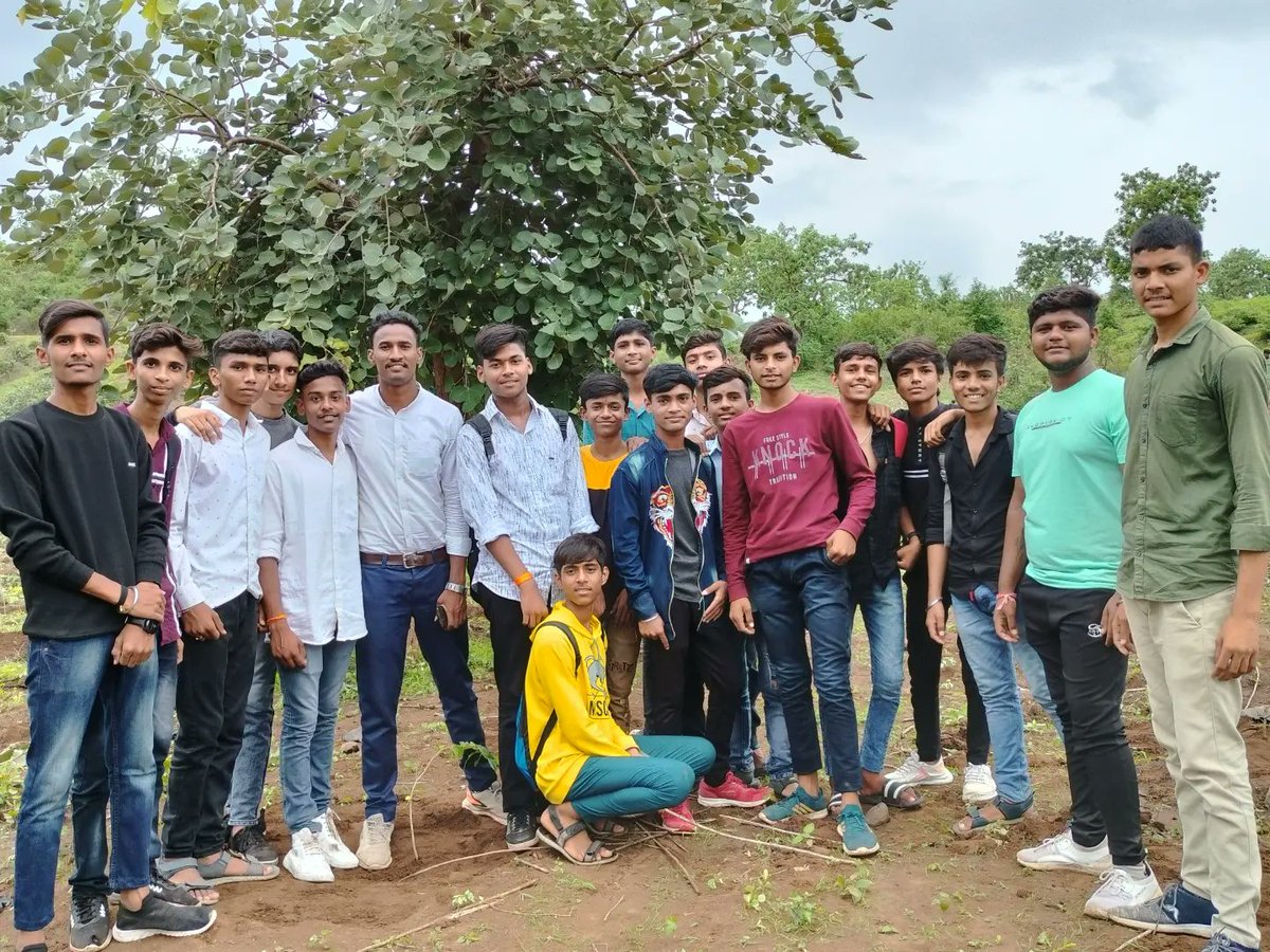 ThakurGayu's tweet photo. #ABVPBURHANPUR
#वृक्षारोपण_महाअभियान के निमित्त ब्रह्मपुर इकाई द्वारा ग्राम खामला में भव्य पौधरोपण किया गया। जिसमें सेकड़ो की संख्या में विद्यार्थी ओर कार्यकर्ता उपस्थित थे
#missionplantation #Abvpmalwa #VRAKSHMITRA #ABVPForNature
@NileshSolnki12 @ChetasSukhadia https://t.co/Rwx2TC42m0