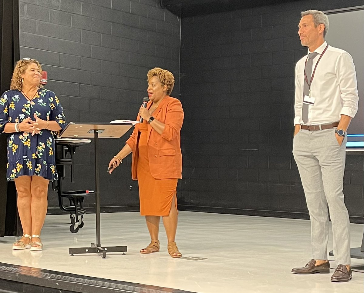 S9GS's tweet image. This is our awesome administrative team! Asst. Principal Linda Arredondo, Principal Marcia McCants, and Asst. Principal Ryan Flowers #ReadySetForwardMCSS