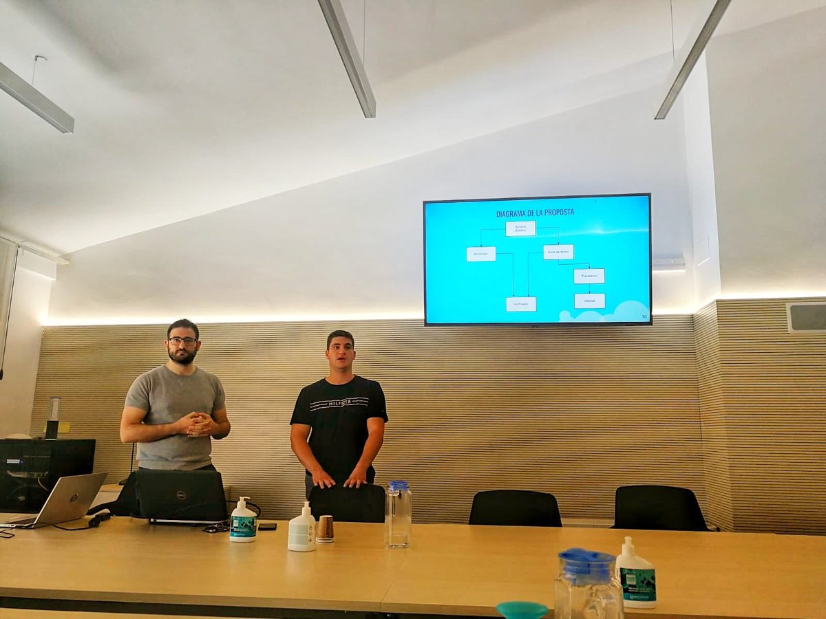 ConsAiguesCBGi's tweet photo. 💧Els guanyadors del repte #BlockchainxODS sobre l'#aigua presenten el seu projecte a l'equip tècnic d'#AigüesCBGi. 

🤝La iniciativa la van impulsar el @CBCat_io i #AigüesCBGi. 

👀🎥Descobreix el projecte👉https://t.co/R9gHPAEOXn https://t.co/68Ns3ZxHmq