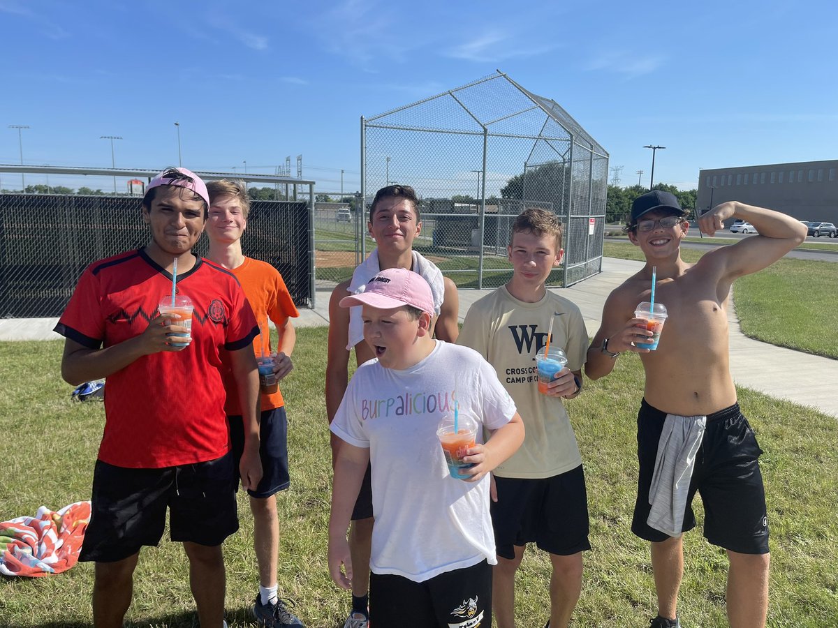 TUnverzagtRuns's tweet image. Spartans slushes!! #runrhs #rhscxc