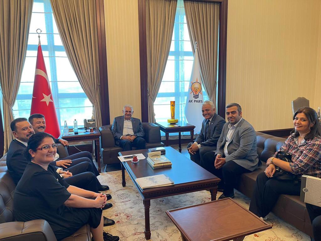 İzmir Depremzedeleri Dayanışma Derneği ile bir araya geldik.

Devletimiz tüm imkânları ile milletimizin sorunlarını çözüme kavuşturuyor.

Bir kez daha hemşehrilerime geçmiş olsun dileklerimi iletiyor, hayatını kaybedenlere Allah’tan rahmet diliyorum.

📍AK Parti Genel Merkezi