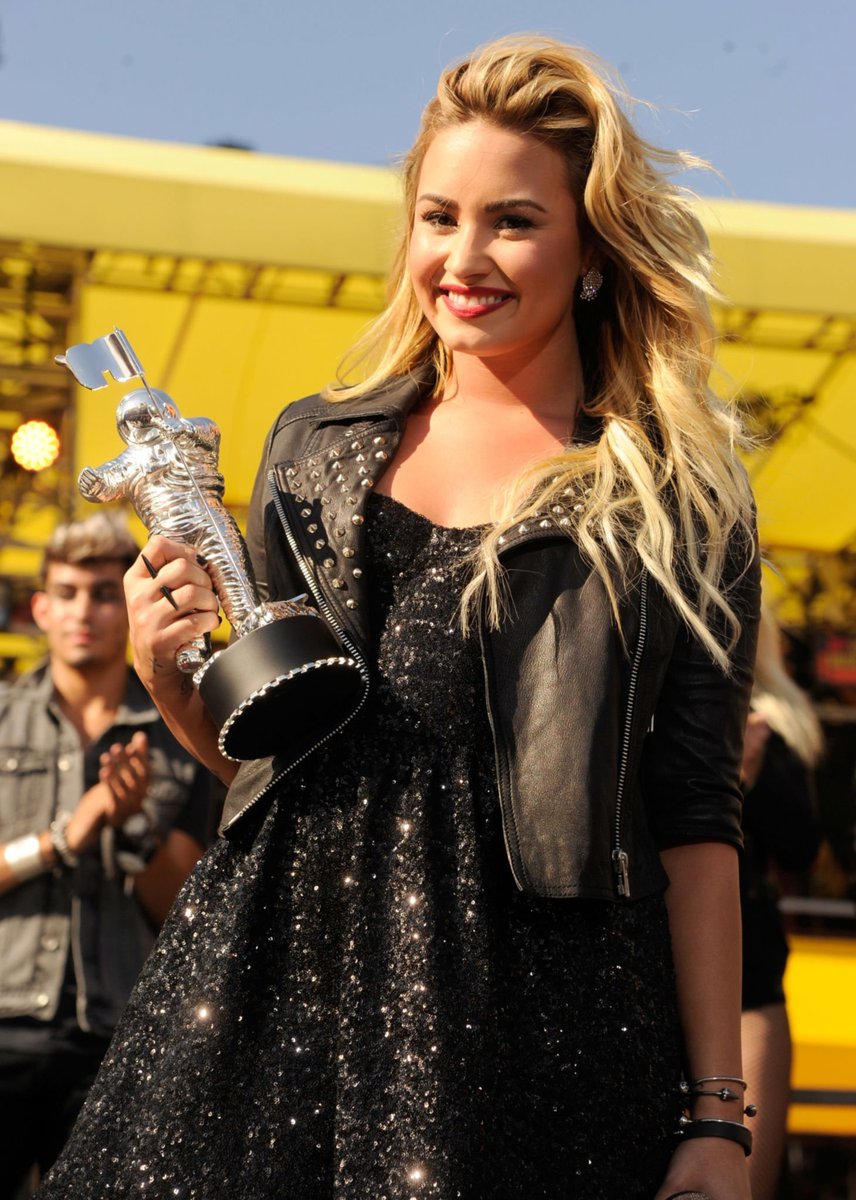 demilovatobr tweet picture