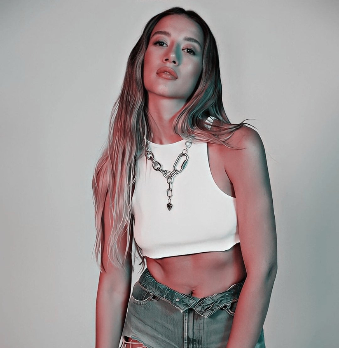 41- Yeni şarkısının kapağından Aleyna Kalaycıoğlu