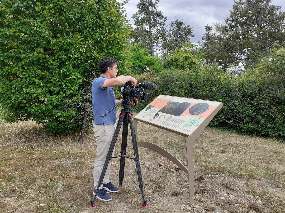 TresordeVix's tweet photo. 🎬 Ca tourne ! 🎬
C'est aujourd'hui sur le Mont Lassois, dans le cadre du projet de valorisation du site de Vix. 
A visionner très prochainement sur France3 ! https://t.co/jVLP968IOV