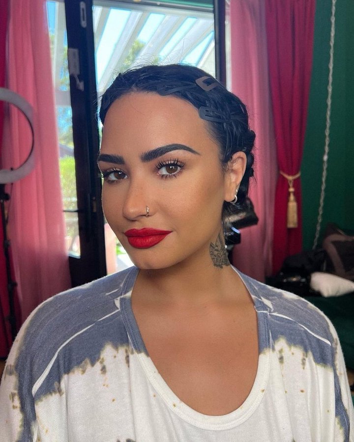 SassDaLeoAhole's tweet photo. Makeup or natural, Demi Lovato is effing gorgeous..fumbling waking up to this every morning is unfathomable #DemiLovato #FutureBoo ๐๐ https://t.co/sBgnXBOkdM