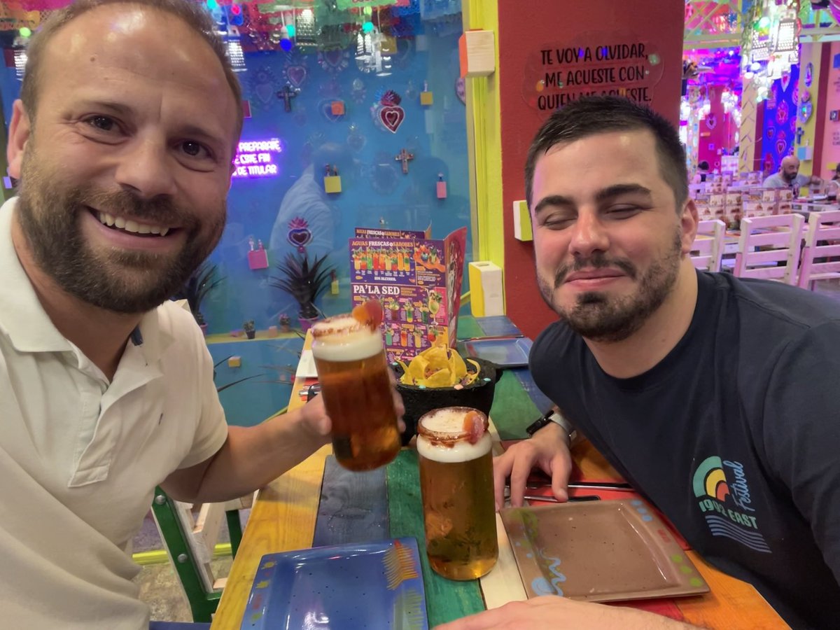 RaulMorenoG's tweet photo. Michejuanas murcianas con viejos amigos, o amigos viejos. El tequila corralejo congelado está haciendo su efecto @PedroEsquivaGS https://t.co/gBViLstfEJ