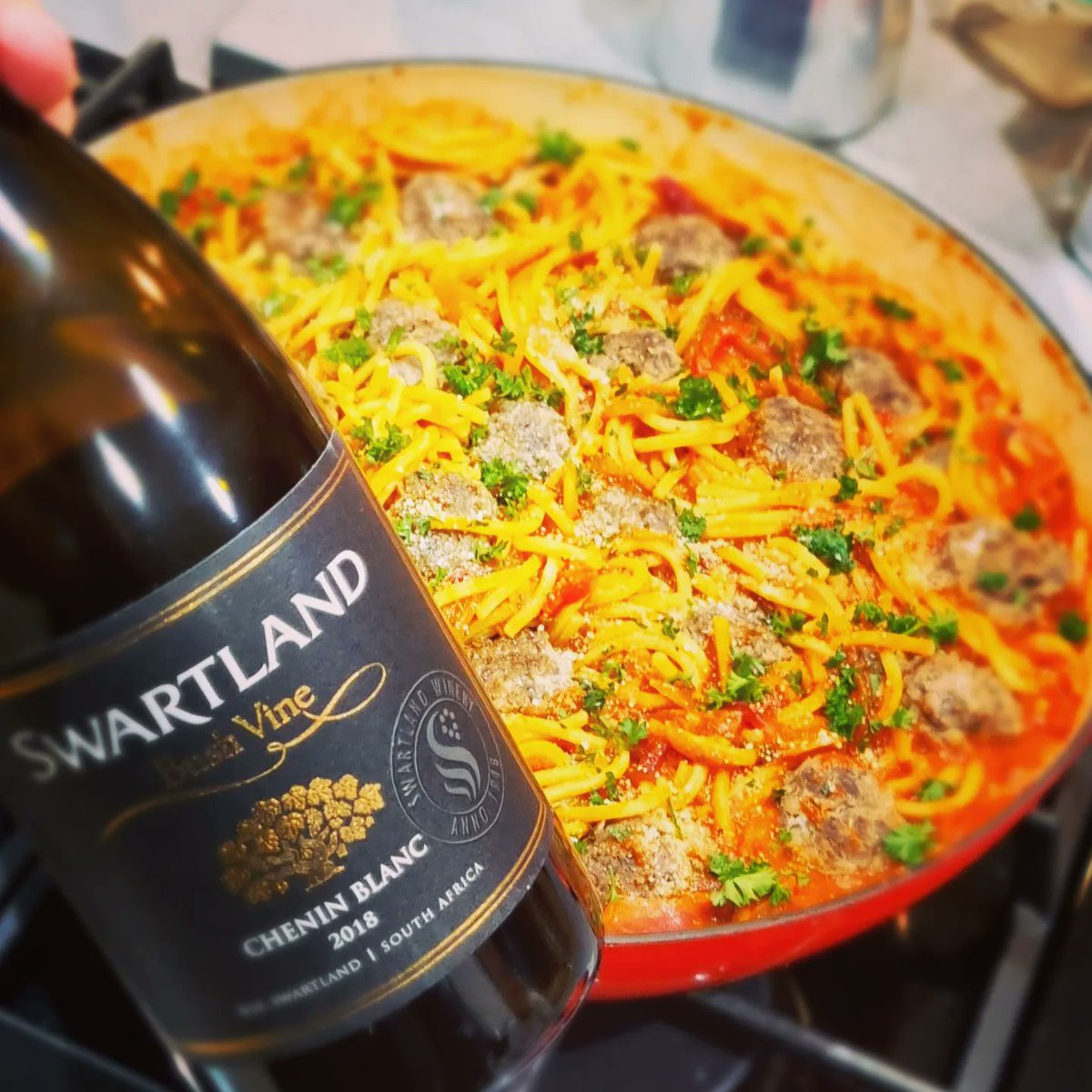 At first it was vanilla and oak on the nose with a creamy, buttery palate.

But then #MasterChefYolanda had a fresh Italian Spaghetti Sauce with Kudu Meatballs for dinner.

That pairing just brought the wine to life. Amazing ripe tropical fruit, honey and yellow apple in there.