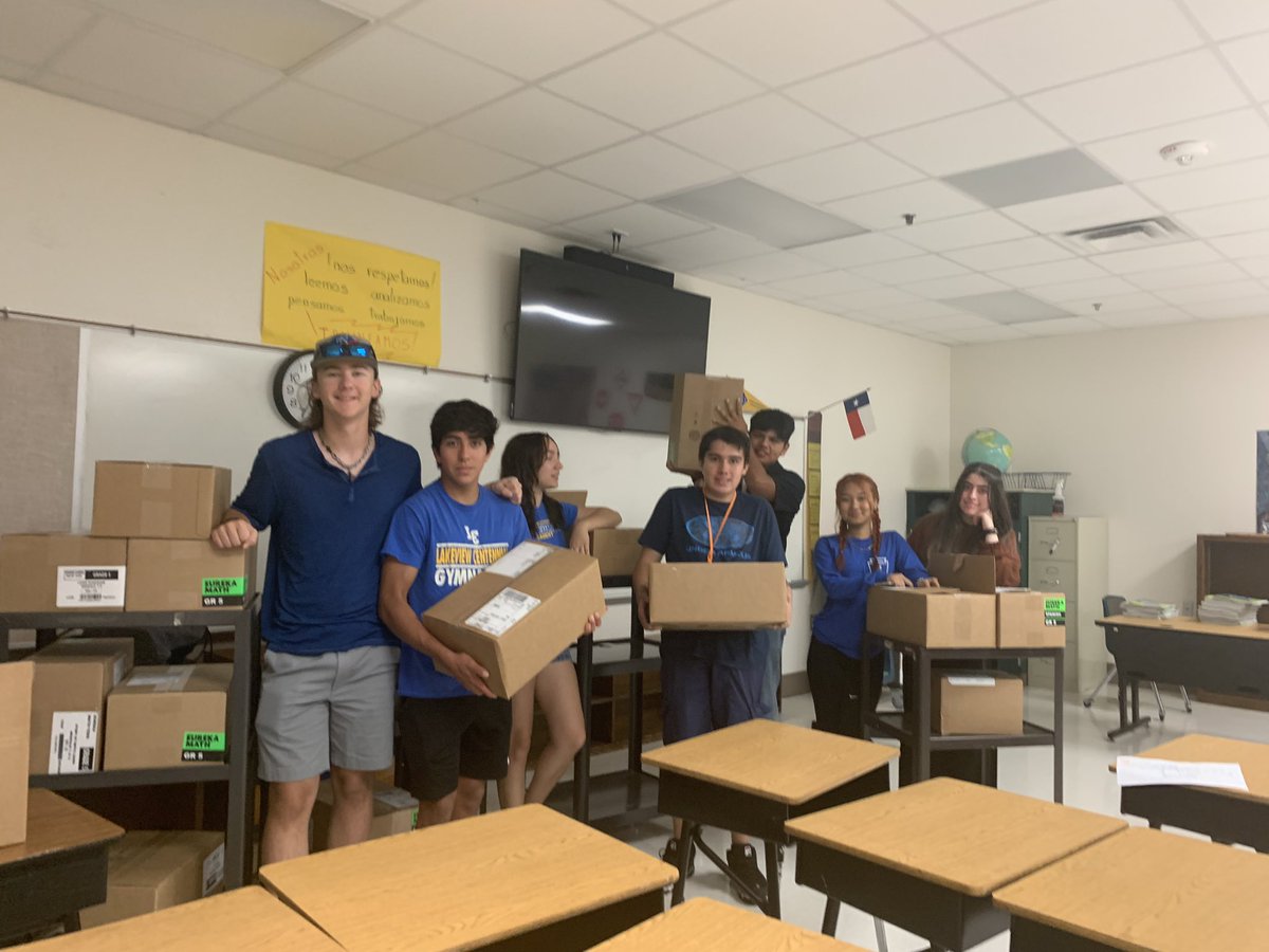 DanitzaRiveraE's tweet photo. Our fabulous NHS from Lakeview and  Naaman High Schools helping Routh Roach get ready for a successful school year!! https://t.co/ViOJg92dRg