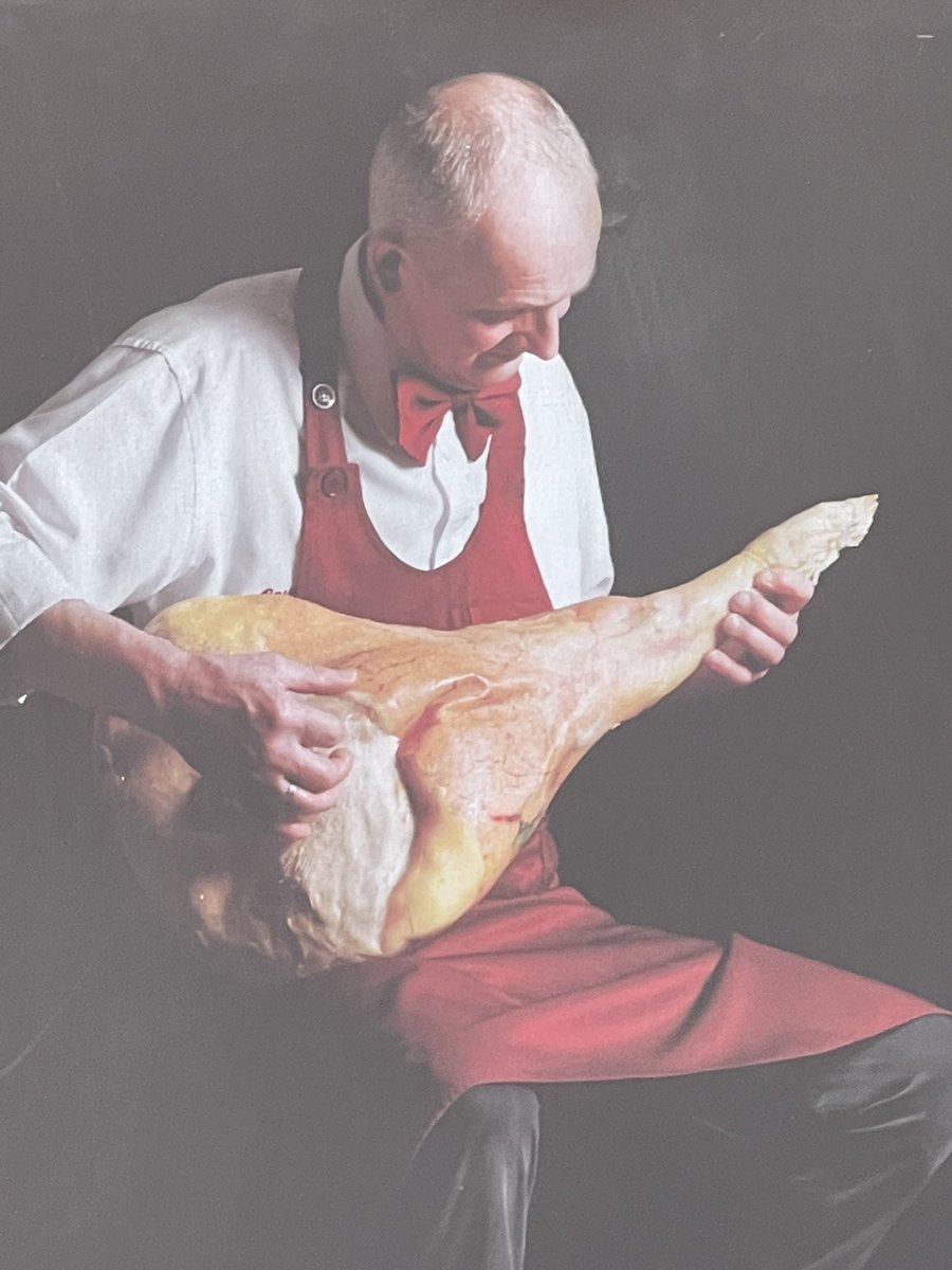 Hér á Ítalíu eru hin helstu matar- og drykkjusvín tekin á löpp. Bókstaflega.