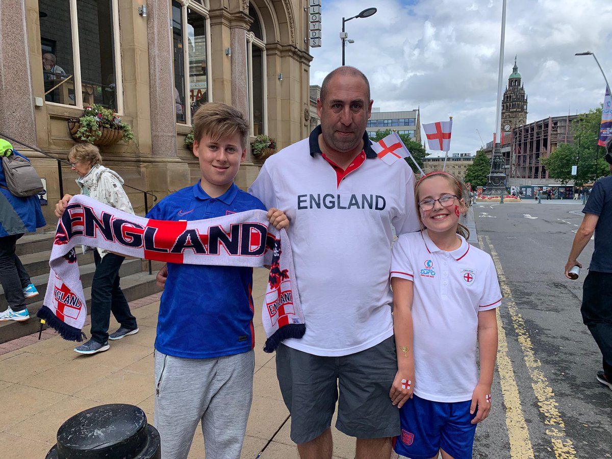 BBCSheffield's tweet image. Fans are gathering in Sheffield ahead of the @WEURO2022 semi final between England 🏴󠁧󠁢󠁥󠁮󠁧󠁿 and Sweden 🇸🇪 at Bramall Lane at 8pm.