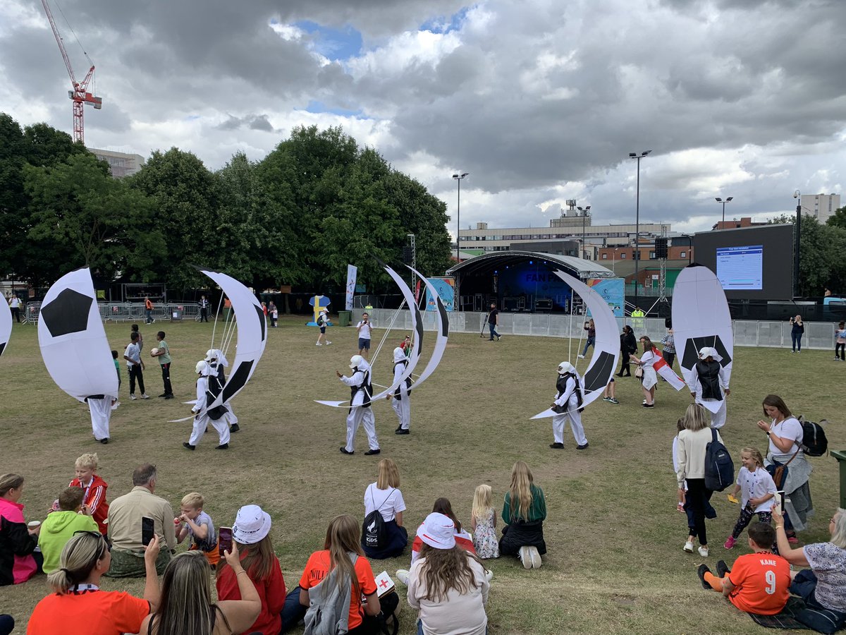BBCSheffield's tweet image. Fans are gathering in Sheffield ahead of the @WEURO2022 semi final between England 🏴󠁧󠁢󠁥󠁮󠁧󠁿 and Sweden 🇸🇪 at Bramall Lane at 8pm.
