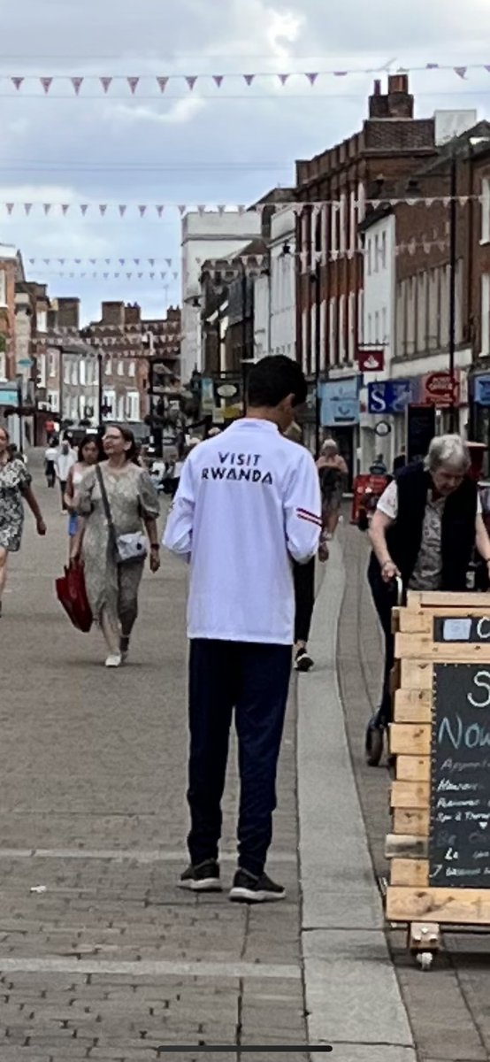 Just saw young Rishi in the High Street.  ⁦<a href="/RishiSunak/">Rishi Sunak</a>⁩ ⁦<a href="/mrjamesob/">James O'Brien</a>⁩
