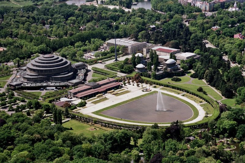 BalladOfPanem's tweet photo. The Centennial Hall in Wrocław, Poland is a filming location for ‘The Hunger Games: The Ballad of Songbirds &amp; Snakes’ 🇵🇱

The actors of the tributes have been shooting there for about a couple of weeks. https://t.co/NQzDAcB5uR