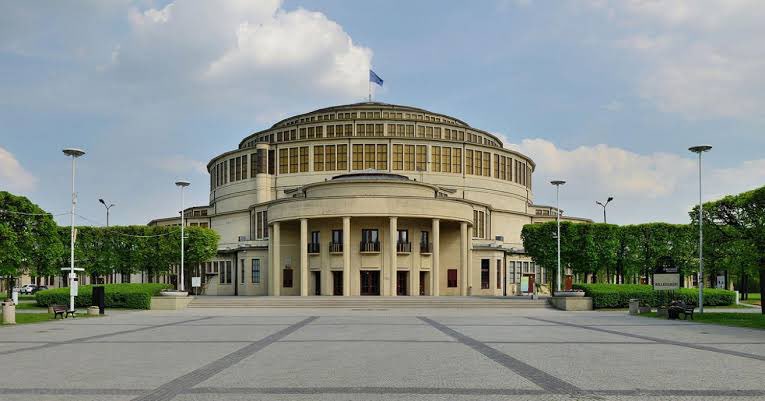 BalladOfPanem's tweet photo. The Centennial Hall in Wrocław, Poland is a filming location for ‘The Hunger Games: The Ballad of Songbirds &amp; Snakes’ 🇵🇱

The actors of the tributes have been shooting there for about a couple of weeks. https://t.co/NQzDAcB5uR