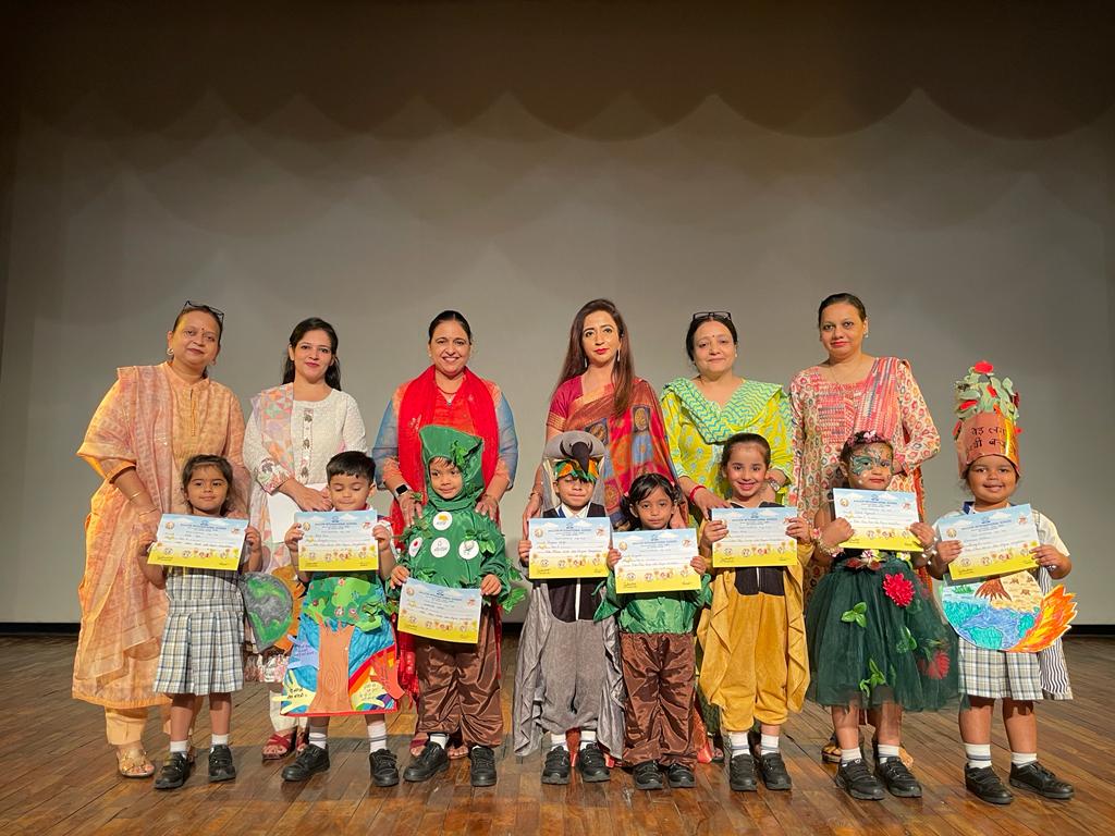 sdg4all's tweet photo. Little #climatesaviours are on the mission to #preserveenvironment. Ss of Nursery classes participated enthusiastically in their #FirstSoloRhyme Competition & shared their idea to #SaveWater #SaveSoilSaveEnvironment #SayNoToSingleUsePlastic.
@ashokkp @y_sanjay @ShandilyaPooja https://t.co/86PPdqibF4