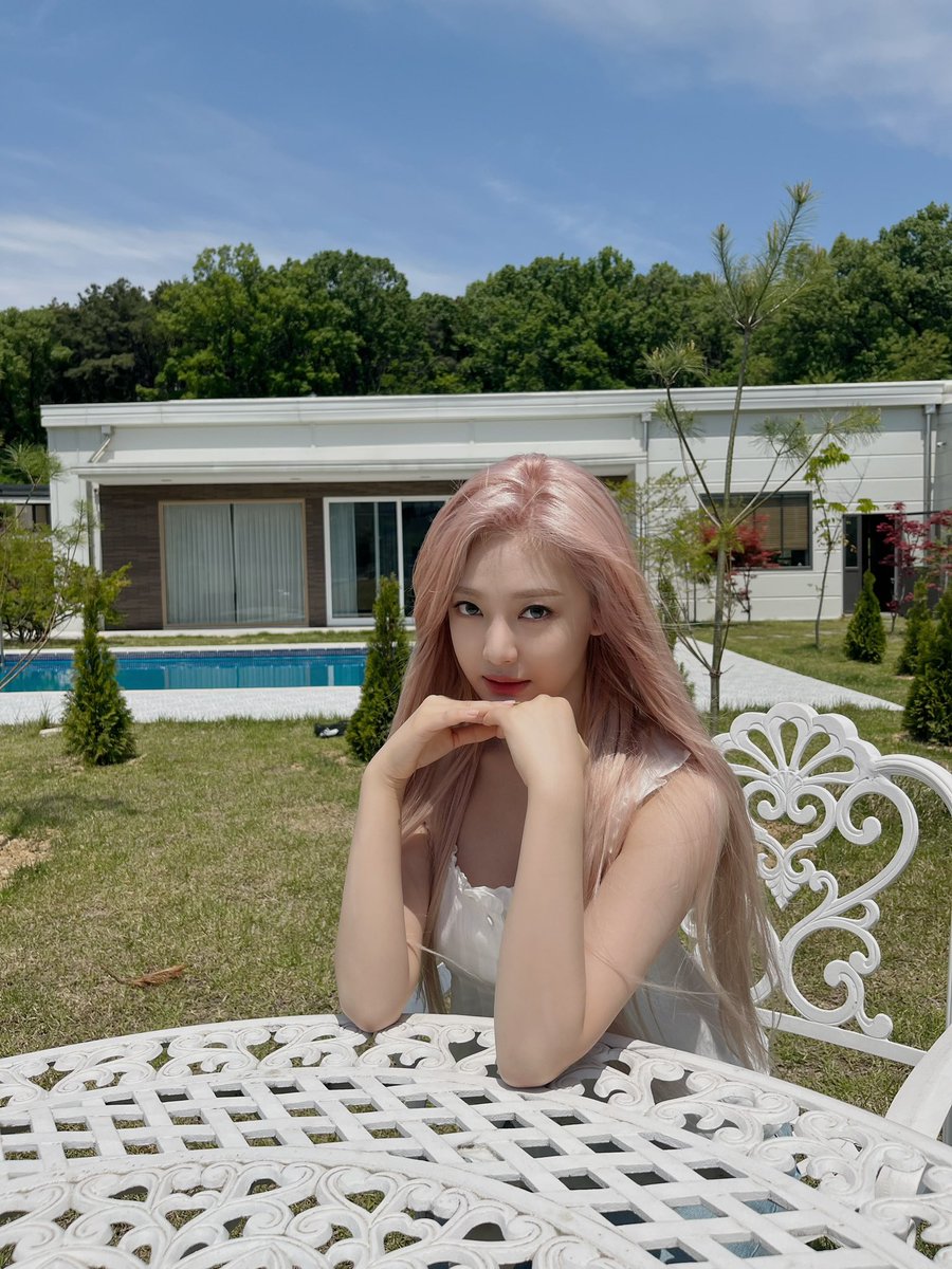 [220726] 11:40PM KST: 🦋

- +2 📸