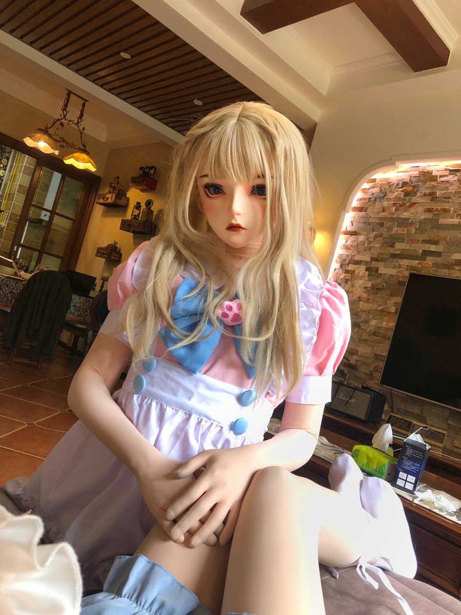 Doris____1's tweet photo. 这个小女仆怎么可以这么可爱呢～！😋@xiajing_XN https://t.co/mL8wE9U5lk