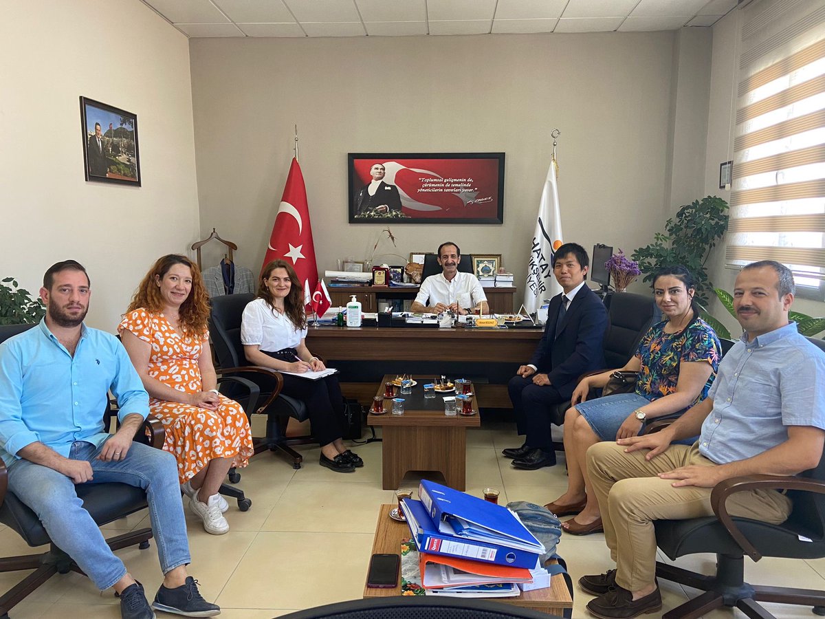 HatayBSB's tweet photo. Japonya Büyükelçiliği Ekonomi Bölümü temsilcileri Akifumi Doma ve Fatma İskan, Sağlık ve Sosyal İşler Daire Başkanımız Ahmet Kilisli’yi ziyaret etti.

Ziyarette, Hasta Nakil Ambulansı projesi ve Japonya Büyükelçiliği ile ortak yürüttüğümüz çalışmalar hakkında görüşüldü. https://t.co/FnDzdZdmJ6