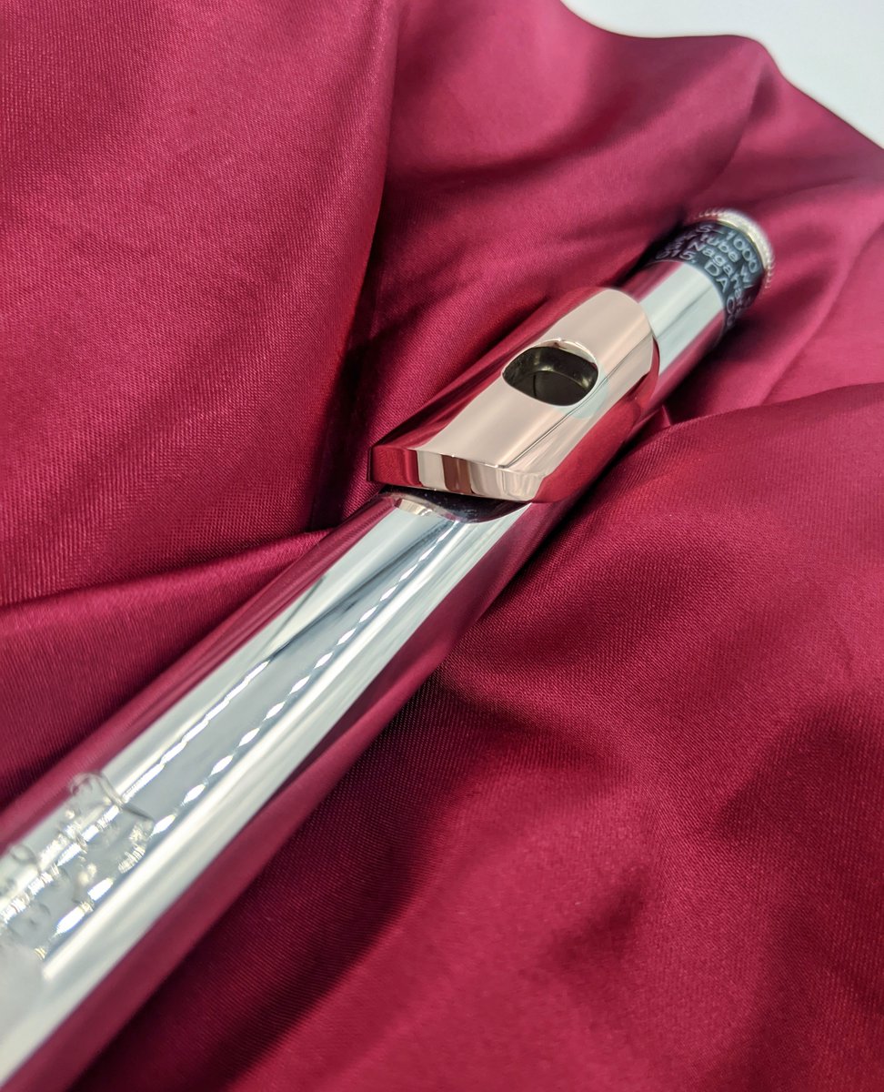 AllFlutesPlus's tweet image. Another gorgeous Nagahara headjoint. This one is a 950 silver headjoint with a 14k gold lip-plate and 18k white gold riser.
Specs and purchase: bit.ly/3AXbkGl

@nagaharaflutes #newflute #silverflute #goldflute #whitegold #fluteplayers #flutesection #flutesofinstagram